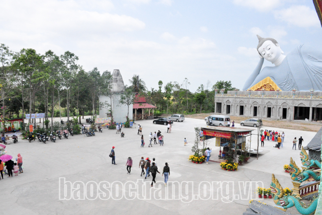 Dù lượng khách đến viếng chùa Bôtum Vong Sa Som Rong (TP. Sóc Trăng) đông nhưng đảm bảo giãn cách theo quy định để phòng, chống dịch Covid-19. Ảnh: HOÀNG PHÚC
